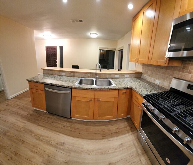 Building Photo - 5 bed 3.5 bath home close to campus!