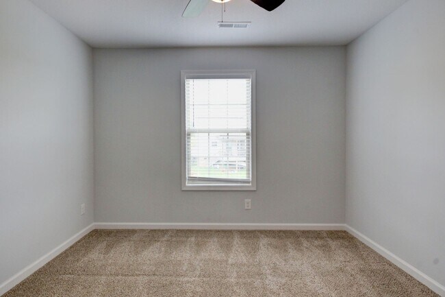 Building Photo - mega Huge wow. 4 bed 3 bath.