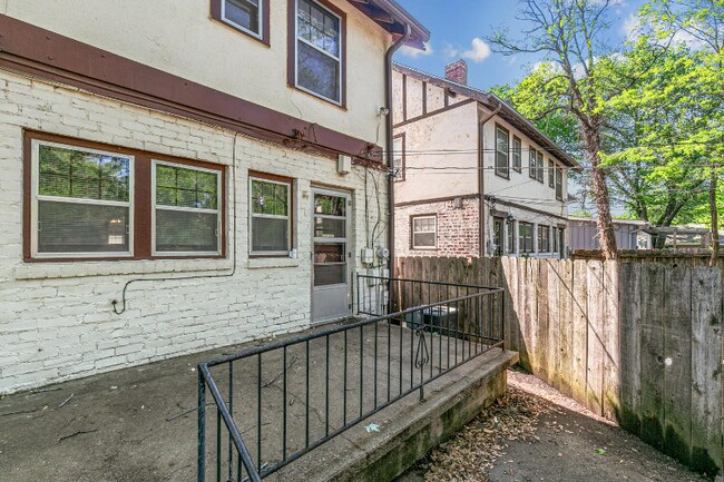 Building Photo - 213 S Belmont St