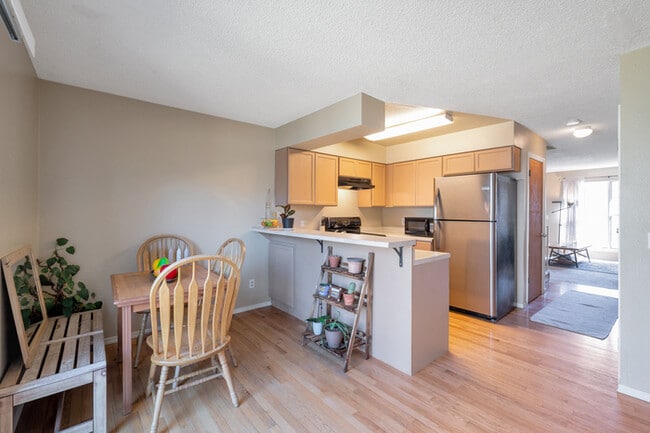 Building Photo - Charming 2 beds 2.5 baths in Aurora with a move-in special of 50% off first month's rent!!