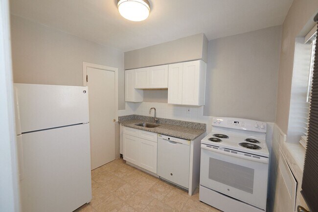 Building Photo - 5823 Lindenwood Ave