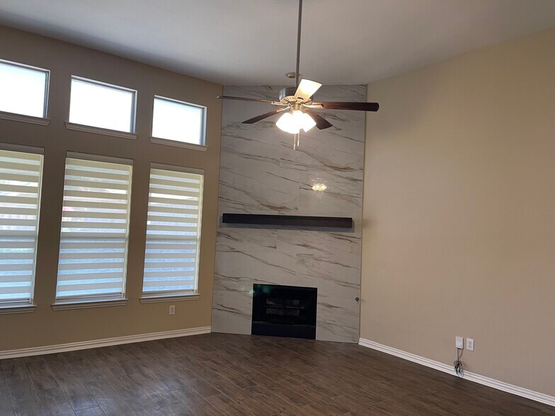 Building Photo - 1813 Angel Falls Dr