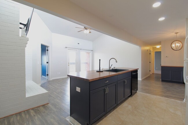 Building Photo - Top floor completely remodeled condo with ...