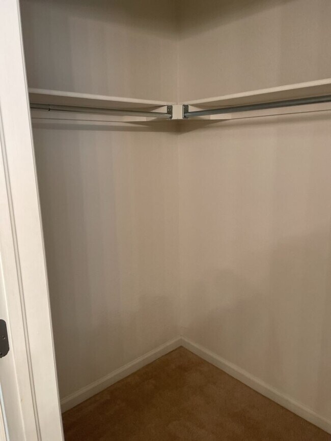 Building Photo - Bright & Spacious 2 Bed, 2 Bath Condo