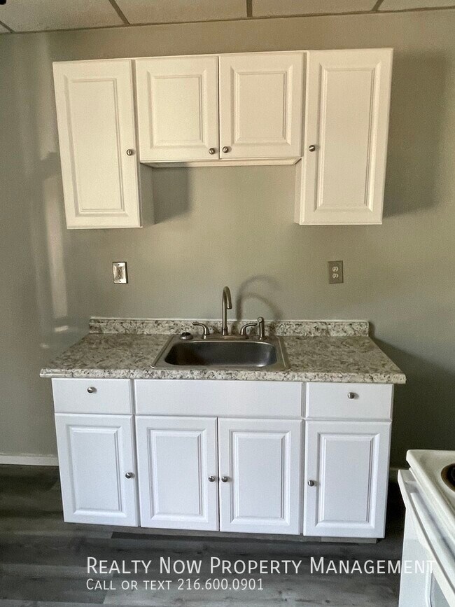 Building Photo - 2670 W 41st St