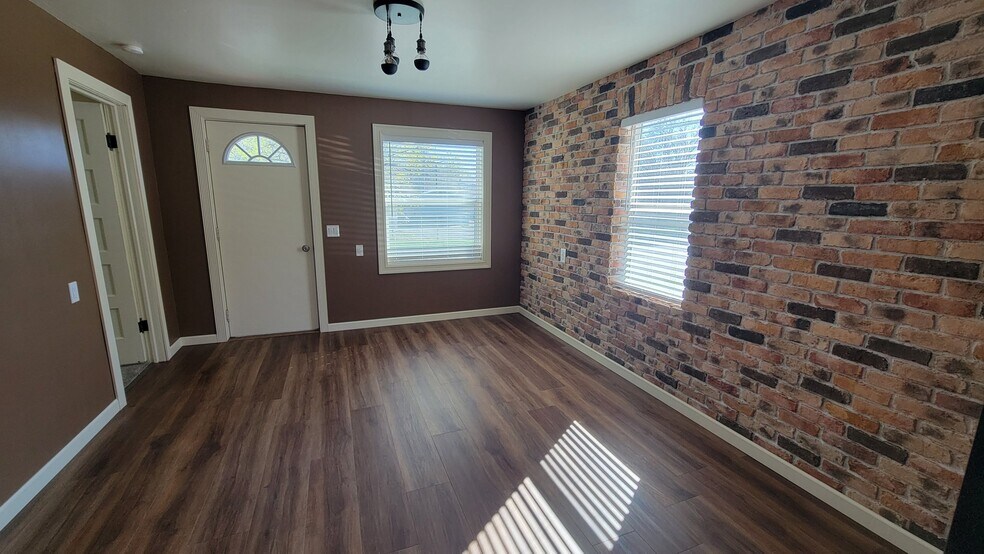 Building Photo - 220 E D St