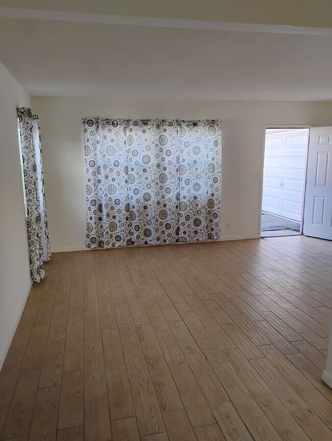 Building Photo - 18924-18934 Gault Street