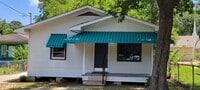 Building Photo - Gorgeous fully remodeled 3 bedroom/1&1/2 bath Cottage.