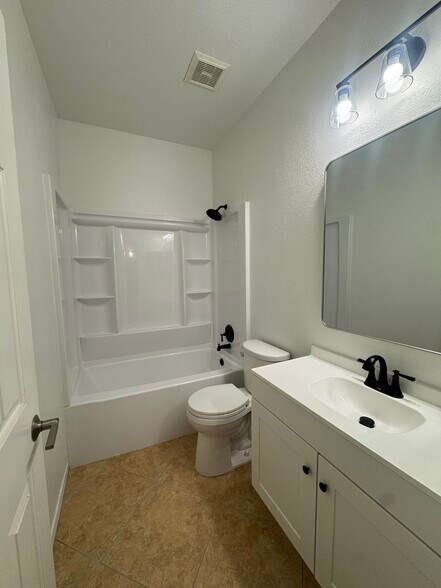 Building Photo - 2523 E Parkside LN