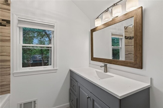 Building Photo - 1801 Evans Dr SW