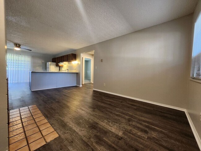 Building Photo - 2922 Straus Ln