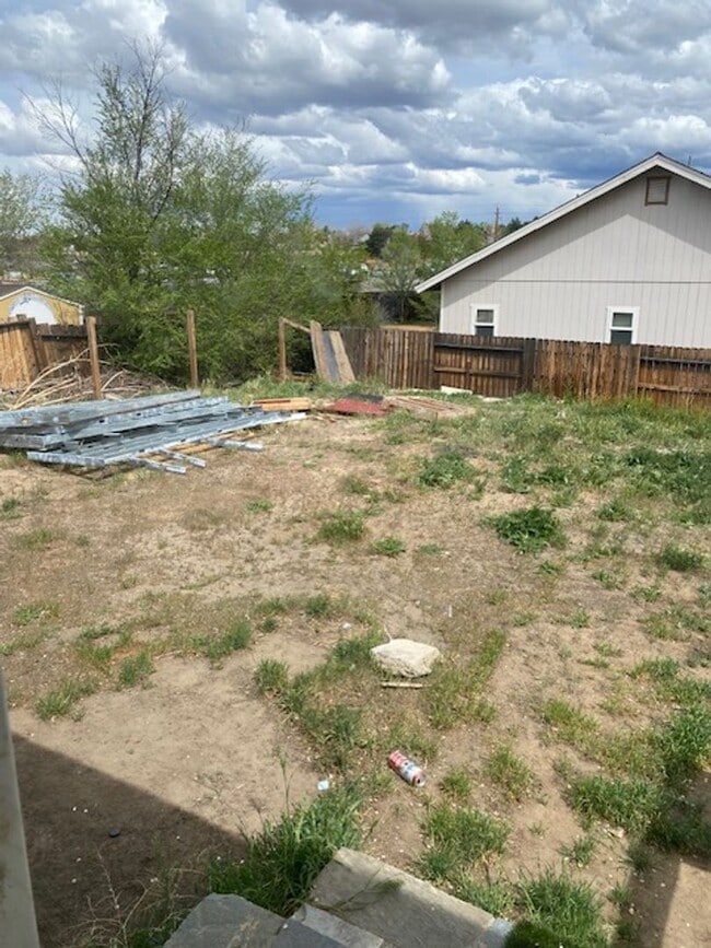 Building Photo - Spacious home on Large Lot