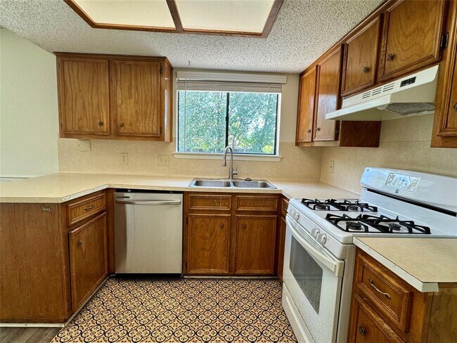 Building Photo - 1203 Yorkshire Ln