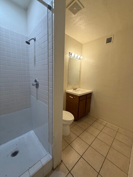 Building Photo - 1401 E Lee St