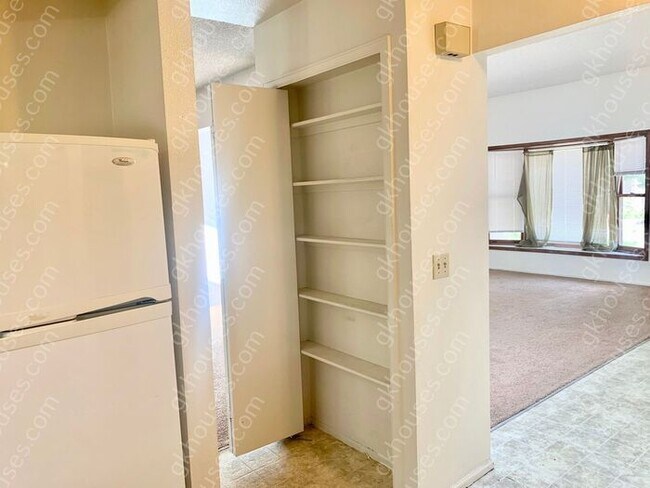 Building Photo - 144 Willow Pl S