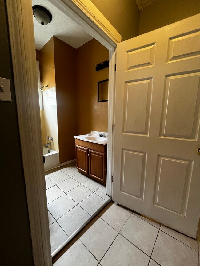 Building Photo - 2331 Saint Anthony St