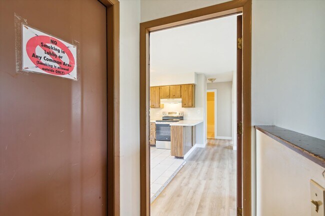 Building Photo - 2445 S Isabella Rd