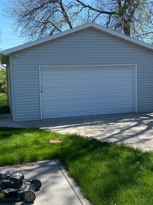 Building Photo - 3 BEDROOM | 2 BATH | DETACHED GARAGE | WEST