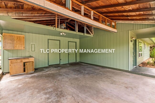 Building Photo - 3bd/1bath duplex off Barger available now