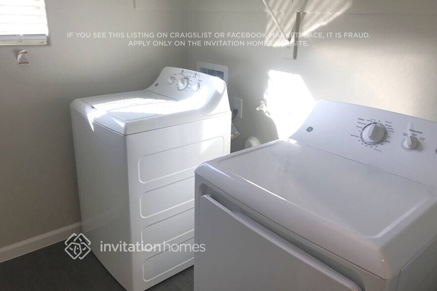 Building Photo - 18947 W Pasadena Ave