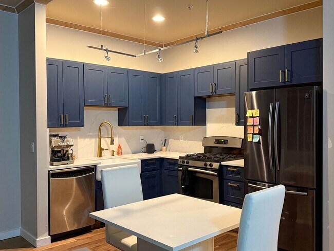 Building Photo - Pinnacle Condominiums - Pearl District ope...