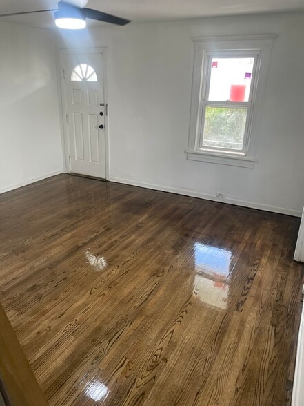 LIVING ROOM - 275 Roosevelt St