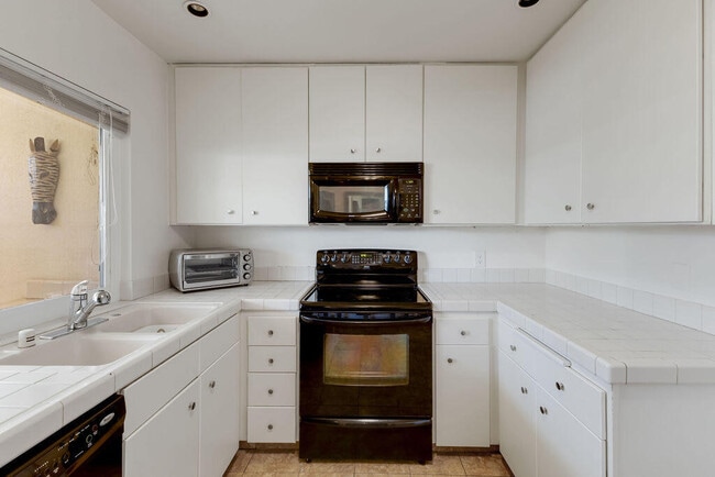 Building Photo - 48728 Desert Flower Dr
