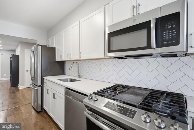 Building Photo - 422 Burbank St SE