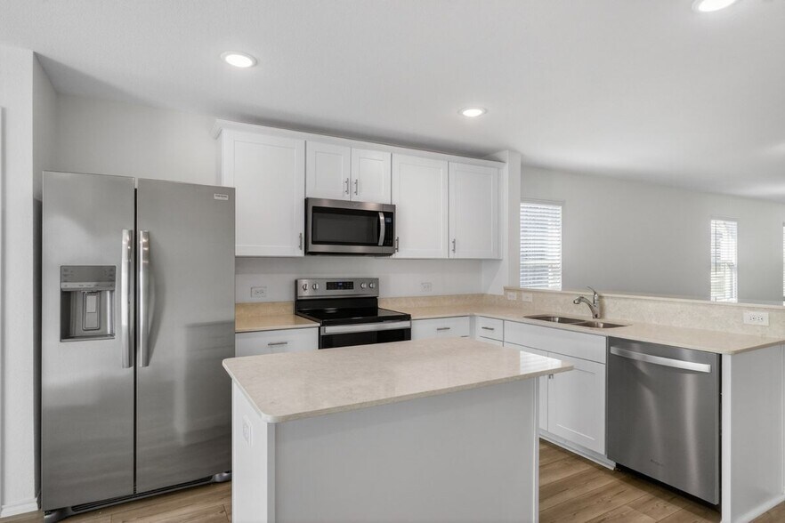 Building Photo - 605 Grenada Lk Dr