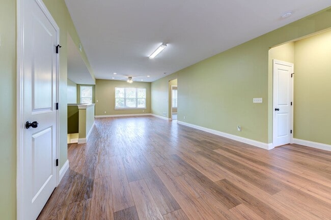 Building Photo - Updated 2 Bed 2 Bath Near SSM Cardinal Gle...