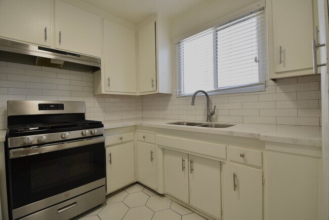 Building Photo - 5852 Hazeltine Ave