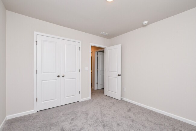 Building Photo - 18 Twiggs Ln