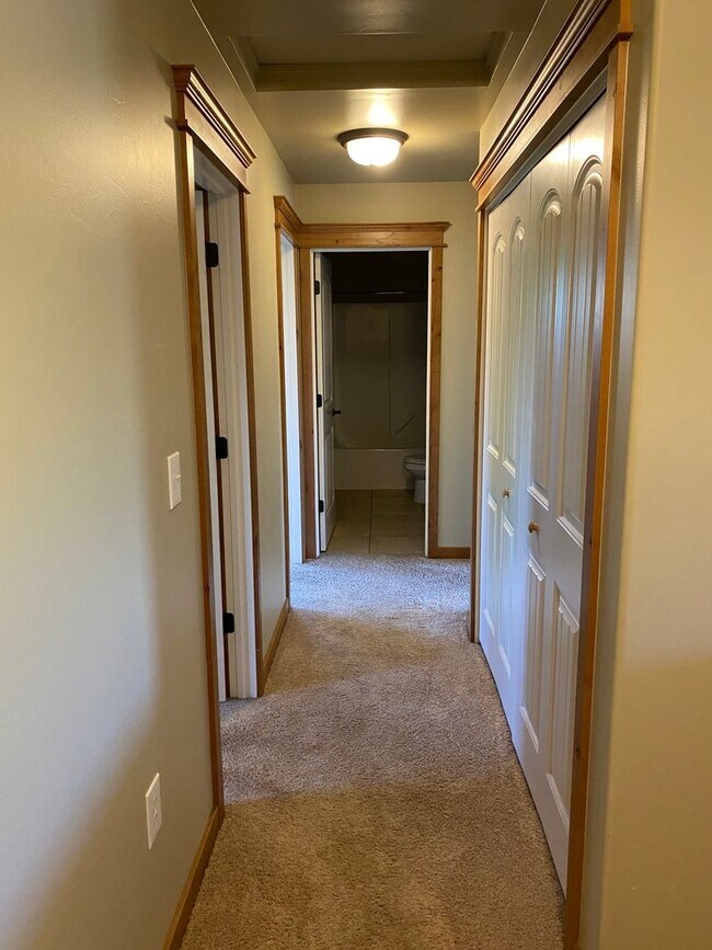 Building Photo - 3 Bedroom, End Unit, Condo in Bozeman