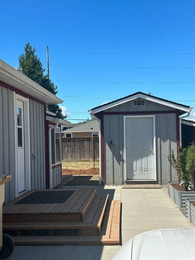 Building Photo - 5265 SW Secher Ln