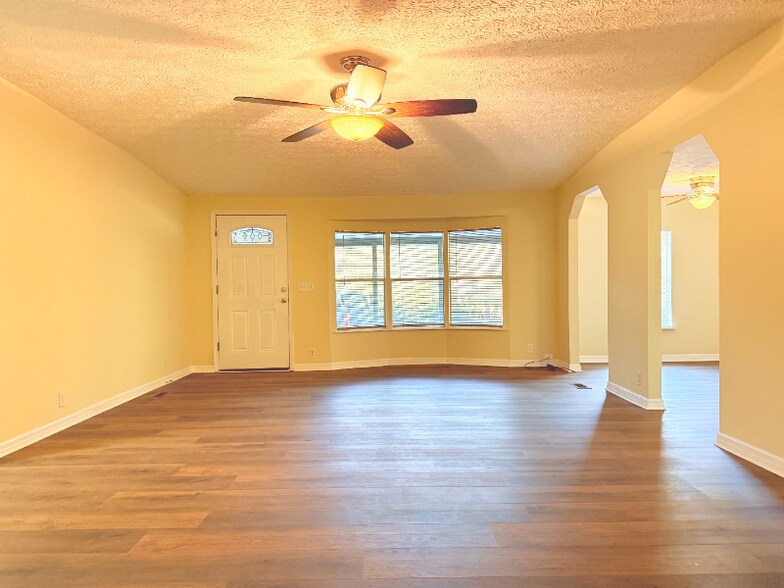 Building Photo - 4635 Johns Cemetery Rd