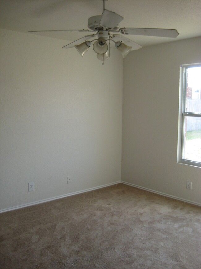 Building Photo - NICE 3 BR HOME W/ COUNTRY KITCHEN*CERAMIC ...