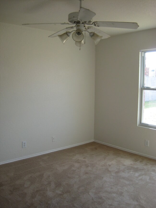 Building Photo - NICE 3 BR HOME W/ COUNTRY KITCHEN*CERAMIC TILE IN KITCHEN/BREAKFAST AREA, ENTRY & BATHROOMS*STOVE...