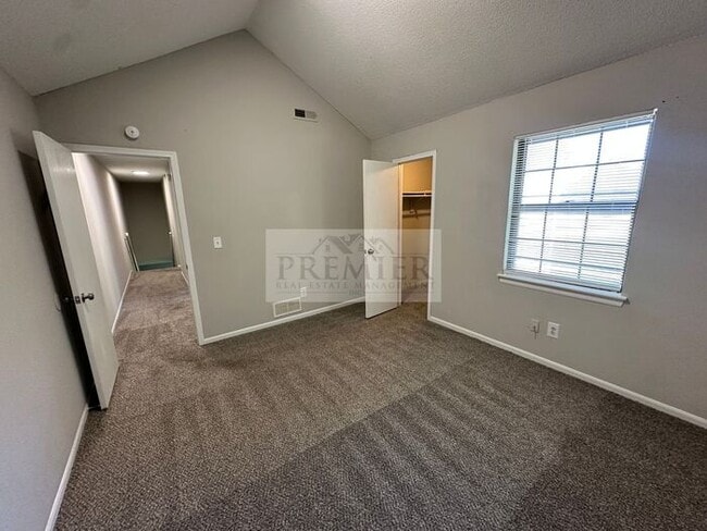 Building Photo - 3562 NE Independence Ave