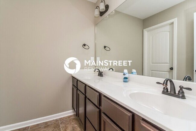 Building Photo - 4 Bedroom Pet-Friendly Home in La Vergne, TN with Main Street Renewal