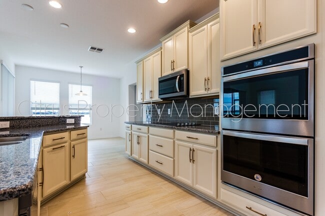Building Photo - Beautiful Waterfront Home (4/3.5) in Grove...