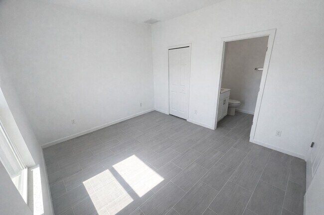 Building Photo - 1141 Columbo Ave S