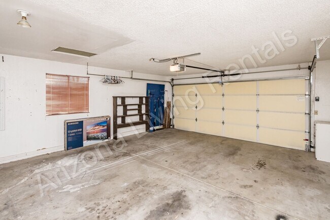 Building Photo - POOL HOME WITH CASITA