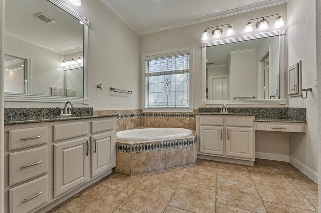 Building Photo - 23 Player Oaks Pl