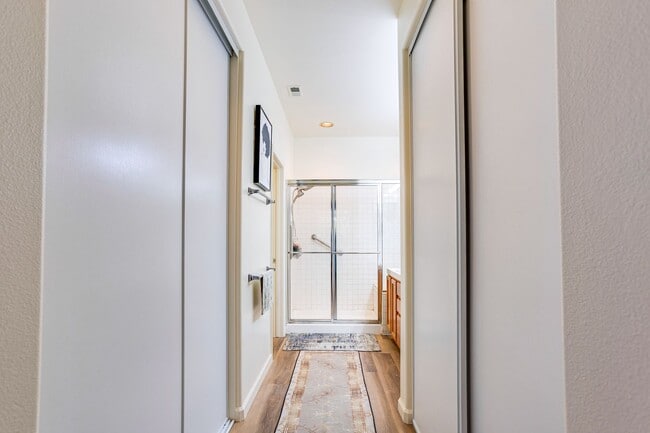 Building Photo - Gorgeous Single story home - walking dista...