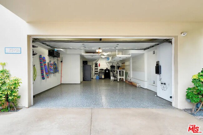 Building Photo - 23935 De Ville Way