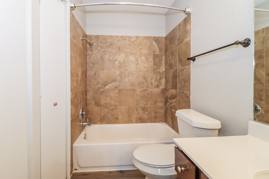 Building Photo - 2006 Andover Dr