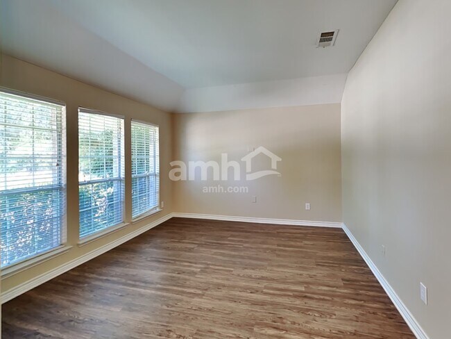 Building Photo - 737 Oak Dale Ave