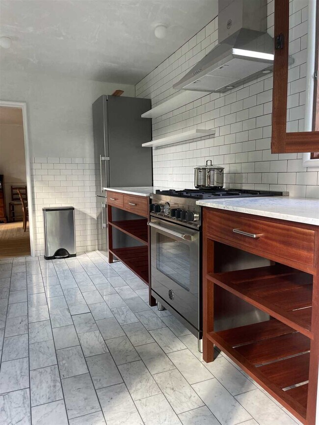 Building Photo - 16-18 Broadway