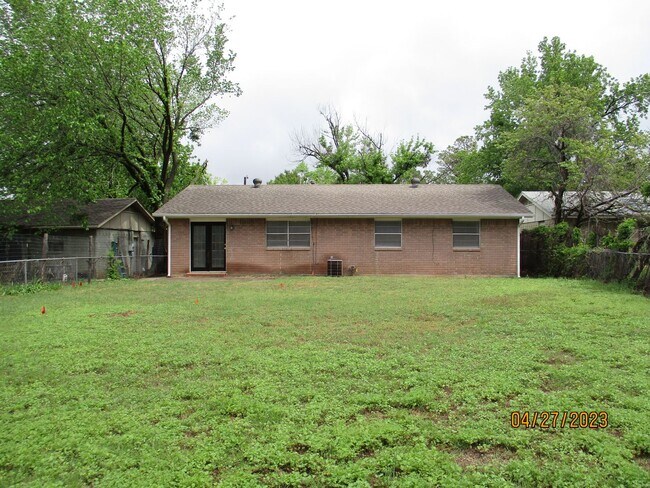 Building Photo - (3) Bed/(1.5) Bath Avail NOW!