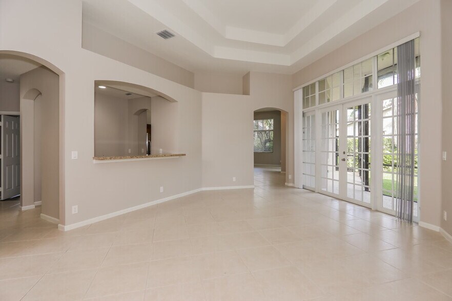 Building Photo - 2560 Jardin Manor